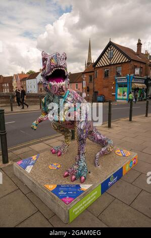 Sensibilizzazione per i bambini beneficenza Break Beverley gene GoGo Coraldean Scopri Trex scultura Eyela il T.Spex sul Fye Bridge Norwich Foto Stock