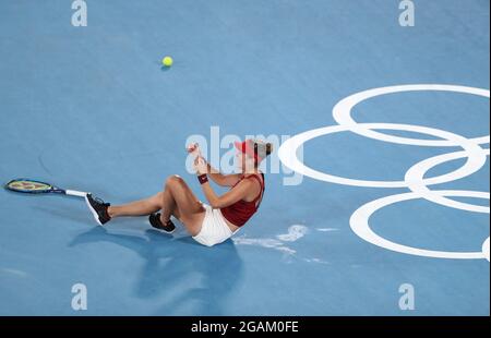 (210731) -- TOKYO, 31 luglio 2021 (Xinhua) -- Belinda Bencic della Svizzera celebra la vittoria della partita finale femminile di tennis dei Giochi Olimpici di Tokyo 2020 contro Marketa Vondrousova della Repubblica Ceca all'Ariake Tennis Park di Tokyo, Giappone, 31 luglio 2021. (Xinhua/Du Xiaoyi) Foto Stock