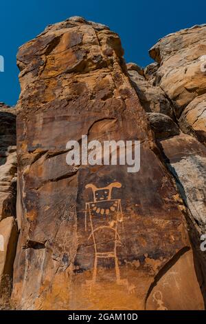 Spettacolare pannello di figure umane stilizzate presso il sito McKee Spring Petroglyph, Dinosaur National Monument, Utah, USA Foto Stock