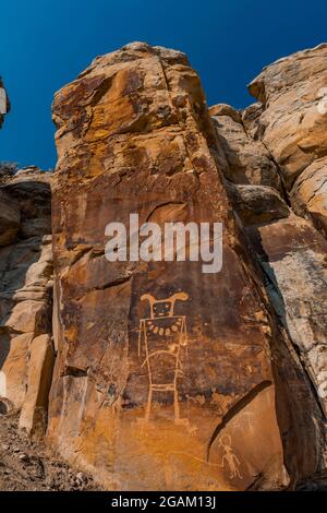 Spettacolare pannello di figure umane stilizzate presso il sito McKee Spring Petroglyph, Dinosaur National Monument, Utah, USA Foto Stock