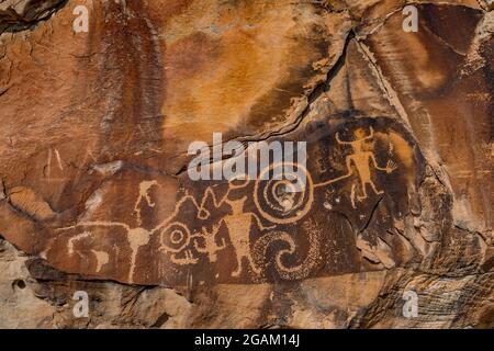 Spettacolare pannello di figure umane stilizzate presso il sito McKee Spring Petroglyph, Dinosaur National Monument, Utah, USA Foto Stock