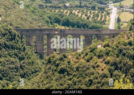 Bella vista dall'alto dell'antico Ponte delle Torri, Spoleto, in una giornata di sole Foto Stock