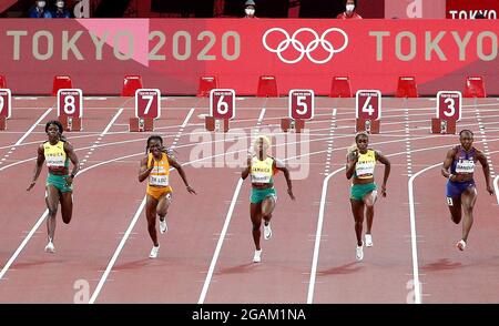 Elaine Thompson-Herah della Giamaica (2° R), Shelly-Ann Fraser-Pryce (C) e Shericka Jackson (L) terminano uno-due-tre nelle finali femminili di 100 m alla competizione atletica durante le Olimpiadi estive di Tokyo, Giappone, sabato 31 luglio 2021. Foto di Bob strong/UPI.. Foto Stock