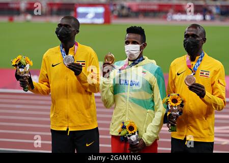 Medaglia d'oro all'Etiopia Selemon Barega dall'Etiopia (C), medaglia d'argento Joshua Cheptegei dell'Uganda (L) e medaglia di bronzo Jacob Kiplimo dell'Uganda con le loro medaglie per la gara maschile di 10.000 metri al concorso di atletica durante le Olimpiadi estive di Tokyo, Giappone, sabato 31 luglio, 2021. Foto Stock