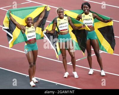 Elaine Thompson-Herah (C), Shelly-Ann Fraser-Pryce (R) e Shericka Jackson festeggiano la finale di 100 milioni di donne alla competizione atletica durante le Olimpiadi estive di Tokyo, Giappone, sabato 31 luglio 2021. Foto di Bob strong/UPI Foto Stock