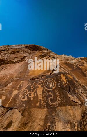 Spettacolare pannello di figure umane stilizzate presso il sito McKee Spring Petroglyph, Dinosaur National Monument, Utah, USA Foto Stock