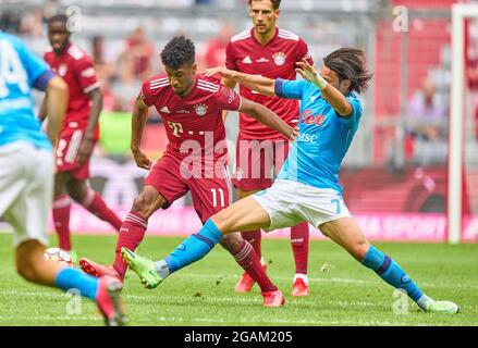 Kingsley Coman, FCB 11 competere per la palla, affrontare, duello, testata, zweikampf, Azione, lotta contro Eljif Elmas, SSC Neapel 7 nella partita FC BAYERN MUENCHEN - SSC NEAPEL all'Audi Football Summit del 31 luglio 2021 a Monaco, Germania Stagione 2021/2022, giorno X, 1.Bundesliga, FCB, München, Napoli, X.Spieltag. © Peter Schatz / Alamy Live News Foto Stock