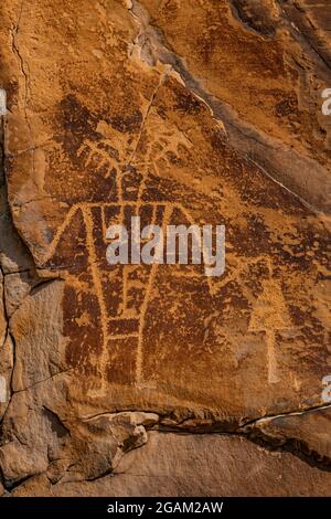 Spettacolare pannello di una figura umana stilizzata al sito McKee Spring Petroglyph, Dinosaur National Monument, Utah, USA Foto Stock