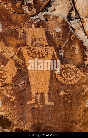 Spettacolare pannello di una figura umana stilizzata presso il sito McKee Spring Petroglyph, Dinosaur National Monument al confine tra Utah e Colorado, USA Foto Stock