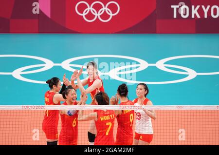 (210731) -- TOKYO, 31 luglio 2021 (Xinhua) -- i giocatori della Cina celebrano il punteggio durante la partita preliminare di pallavolo femminile tra Cina e Italia ai Giochi Olimpici di Tokyo 2020 a Tokyo, Giappone, il 31 luglio 2021. (Xinhua/Yang Shiyao) Foto Stock