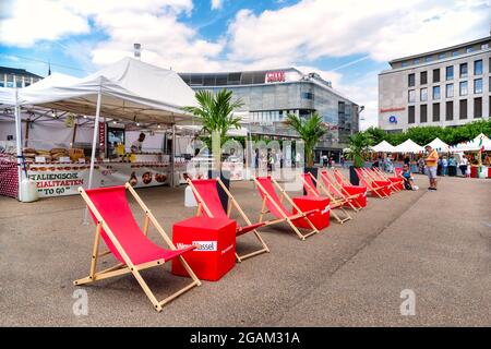 Kassel, Germania, 30-07-2021: Il mercato con negozi, gastronomia e mercato settimanale nel centro della città di Kassel, Germania Foto Stock
