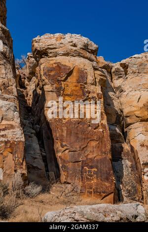 Spettacolare pannello di una figura umana stilizzata al sito McKee Spring Petroglyph, Dinosaur National Monument, Utah, USA Foto Stock