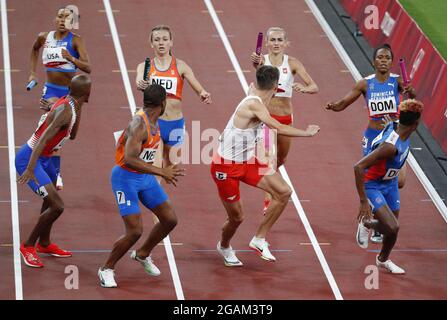 Tokyo, Giappone. 31 luglio 2021. Gli atleti gareggiano nella 4X400 Mixed Relay alla competizione di atletica durante le Olimpiadi estive di Tokyo, Giappone, sabato 31 luglio 2021. Foto di Bob strong/UPI. Credit: UPI/Alamy Live News Foto Stock