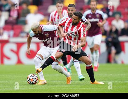 West Ham United's SA??d Benrahma (a sinistra) e il Saman Ghoddos di Brentford si battono per la palla durante la partita pre-stagione al Brentford Community Stadium di Londra. Data immagine: Sabato 31 luglio 2021. Foto Stock