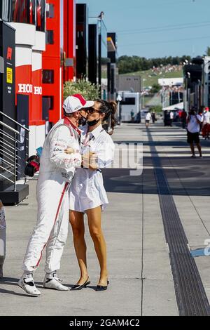 RAIKKONEN Kimi (fin), Alfa Romeo Racing ORLEN C41, ritratto e sua moglie Minttu Virtanen durante la Formula 1 Magyar Nagydij 2021, Gran Premio d'Ungheria, 11° appuntamento del Campionato del mondo di Formula uno 2021 FIA dal 30 luglio al 1 agosto 2021 sull'Hungaroring, a Mogyorod, vicino Budapest, Ungheria - Foto Xavi Bonilla / DPPI Foto Stock