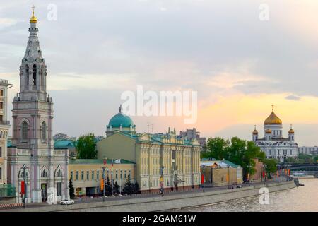 Mosca, Russia - 03 maggio 2016: Paesaggio urbano, terrapieno serale del fiume Mosca, Cattedrale di Cristo Salvatore. Foto Stock