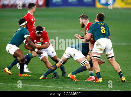Luke Cowan-Dickie dei Lions britannici e irlandesi vede Maki Vunipola dei Lions britannici e irlandesi (a sinistra) tentare di superare Jasper Wiese del Sudafrica durante la Castle Lager Lions Series, seconda prova al Cape Town Stadium, in Sud Africa. Data immagine: Sabato 31 luglio 2021. Foto Stock