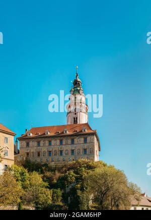 Torre del Castello di Cesky Krumlov, repubblica Ceca. Soleggiato giorno d'autunno. Foto Stock