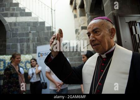 Una delegazione ecclesiastica francese si è recata in Siria per fare una valutazione necessaria e aiutare il popolo cristiano che ha affrontato la sofferenza il 2021 luglio Foto Stock