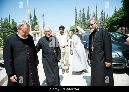 Una delegazione ecclesiastica francese si è recata in Siria per fare una valutazione necessaria e aiutare il popolo cristiano che ha affrontato la sofferenza il 2021 luglio Foto Stock