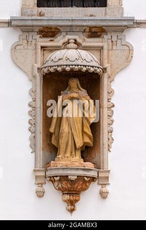 Chiesa di Carmo primo piano sulle statue che si trova a Faro, Portogallo. Foto Stock