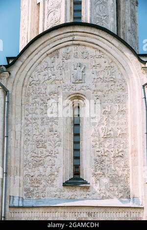 Dettagli della modanatura decorativa sulla parete della Cattedrale di Dormizione a Vladimir, Russia. Foto Stock