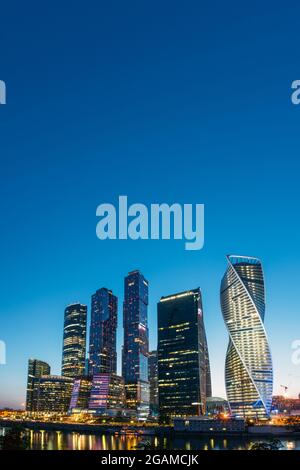 Edifici della città di Mosca complesso di grattacieli in serata a Mosca, Russia Foto Stock