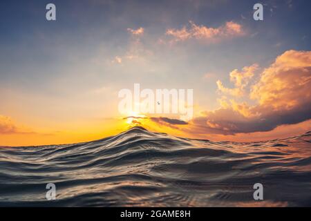 Sea Wave vicino fino a basso angolo di visione, sunrsie shot. Foto Stock