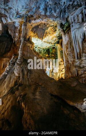 Cuevas de Nerja - Grotte di Nerja in Spagna. Punto di riferimento della natura e una delle principali attrazioni turistiche della Spagna Foto Stock