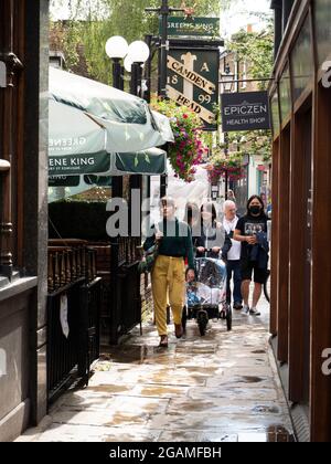 Pedoni e acquirenti a Camden Passage Islington London, con Greene King Camden Head pub in background Foto Stock