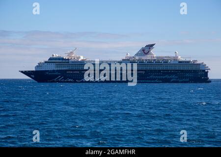 Nave da crociera Mein Schiff Herz gestita da TUI Cruises ormeggiata di fronte a Playa de las Teresitas, Santa Cruz De Tenerife, Isole Canarie, Spagna Foto Stock