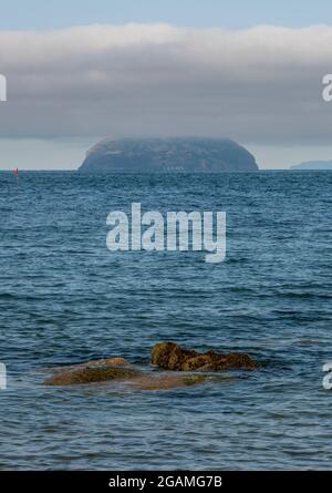 ailsa craig sulla costa dell'ayrshire in scozia, ailsa craig nella nuvola bassa, costa scozzese, ailsa craig, pietre di curling, riserva naturale scozzese. Foto Stock