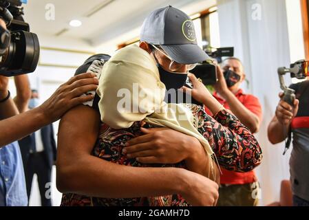 Tunisi, Tunisia. 31 maggio 2020. Ahmed Hafnaoui, medaglia d'oro della Tunisia, viene accolto dai suoi genitori quando arriva all'aeroporto internazionale di Tunis-Carthage. Ahmed Ayoub Hafnaoui, 18 anni, si è Unito al suo illustre connazionale Oussama Mellouli il 25 luglio nella storia sportiva tunisina vincendo la finale dell'evento maschile di 400m di nuoto freestyle durante i Giochi Olimpici di Tokyo 2020. Credit: SOPA Images Limited/Alamy Live News Foto Stock