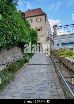 La porta della città vecchia dell'affascinante cittadina di Frohnleiten nel quartiere di Graz-Umgebung, regione della Stiria, Austria Foto Stock