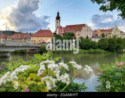 L'affascinante cittadina di Frohnleiten sul fiume Mur, nel distretto di Graz-Umgebung, regione della Stiria, Austria. Messa a fuoco selettiva Foto Stock