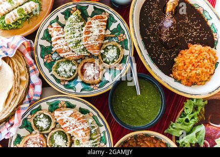 Piatti messicani tradizionali: Sopes, tacos dorados, tortillas, poblano talpa, riso rosso, rajas poblanas, fagioli, pipian, salsa verde a Città del Messico Foto Stock