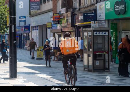 Slough, Berkshire, Regno Unito. 20 luglio 2021. Una consegna a domicilio durante il tragitto verso un cliente. Credito: Maureen McLean/Alamy Foto Stock