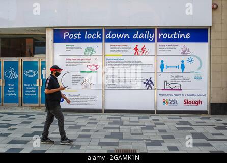 Slough, Berkshire, Regno Unito. 20 luglio 2021. Gli acquirenti passano dopo il post Lockdown quotidiano informazioni di routine da parte di Public Health England e Slough Borough Council. Credito: Maureen McLean/Alamy Foto Stock