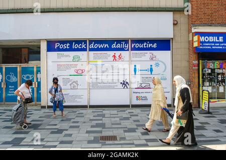 Slough, Berkshire, Regno Unito. 20 luglio 2021. Gli acquirenti passano dopo il post Lockdown quotidiano informazioni di routine da parte di Public Health England e Slough Borough Council. Credito: Maureen McLean/Alamy Foto Stock