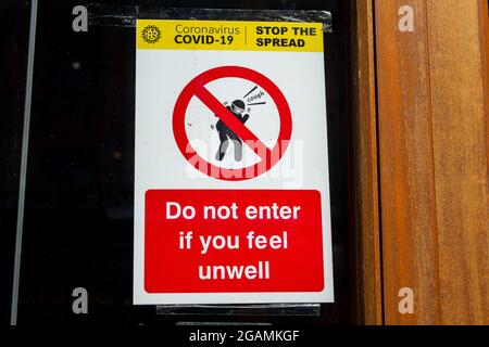 Slough, Berkshire, Regno Unito. 20 luglio 2021. Un Covid-19 non entrare se vi sentite malbene segno in una finestra del ristorante. Credito: Maureen McLean/Alamy Foto Stock