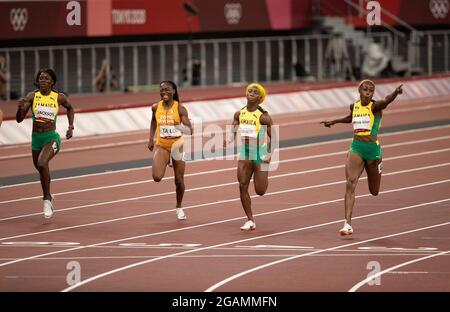 Tokyo, Kanto, Giappone. 31 luglio 2021. Ajta del Ponte (sui), Shericka Jackson (JAM), Marie-Josee Ta Lou (CIV), Shelly-Ann Fraser-Pryce (JAM), Elaine Thompson-Herah (JAM) e Teahna Daniels (USA) gestiscono la finale femminile di 100 metri durante i Giochi Olimpici estivi di Tokyo 2020 allo Stadio Olimpico. Sabato 31 luglio 2021 a Tokyo. (Credit Image: © Paul Kitagaki Jr./ZUMA Press Wire) Foto Stock