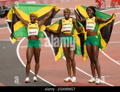 Tokyo, Kanto, Giappone. 31 luglio 2021. Shelly-Ann Fraser-Pryce (JAM), Elanie Thompson-Herah (JAM) e Shericka Jackson (JAM) celebrano la vittoria di oro, argento e bronzo nella finale femminile di 100 metri durante i Giochi Olimpici estivi di Tokyo 2020 allo Stadio Olimpico. Sabato 31 luglio 2021 a Tokyo. (Credit Image: © Paul Kitagaki Jr./ZUMA Press Wire) Foto Stock