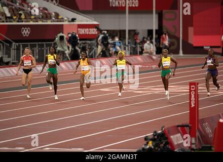 Tokyo, Kanto, Giappone. 31 luglio 2021. Ajta del Ponte (sui), Shericka Jackson (JAM), Marie-Josee Ta Lou (CIV), Shelly-Ann Fraser-Pryce (JAM), Elaine Thompson-Herah (JAM) e Teahna Daniels (USA) gestiscono la finale femminile di 100 metri durante i Giochi Olimpici estivi di Tokyo 2020 allo Stadio Olimpico. Sabato 31 luglio 2021 a Tokyo. (Credit Image: © Paul Kitagaki Jr./ZUMA Press Wire) Foto Stock