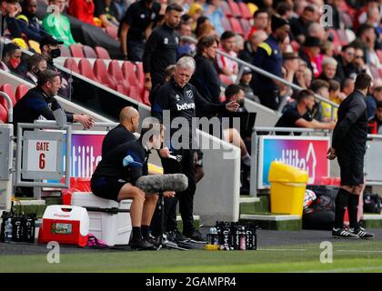 Brentford Community Stadium, Londra, Regno Unito. 31 luglio 2021. Pre Season friendly Football, Brentford FC contro West Ham United; West Ham United Manager David Moyes parlare con il suo staff di coaching dal dugout Credit: Action Plus Sports/Alamy Live News Foto Stock