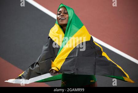 Elaine Thompson-Herah della Giamaica festeggia dopo aver vinto l'evento sprint femminile di 100m, al concorso di atletica il giorno 9 della 'Tokyo 2020 Olymp Foto Stock