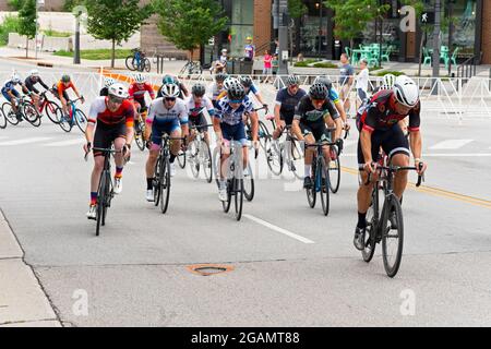 Wauwatosa, WI/USA - 27 giugno 2021: I corridori che arrampicano la collina nella categoria tre uomini quattro gara al Tosa Village Classic durante il Tour of America's Dairyland. Foto Stock