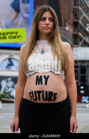 Londra, Regno Unito. 31 luglio 2021. Un gruppo di 8 donne per la ribellione estinzione con scritto "il mio futuro" sulle loro pance protestano a Piccadily Circus contro la mancanza di azione del governo in materia di riduzione del consumo di combustibili fossili. Credit: João Daniel Pereira/Alamy Live News Foto Stock