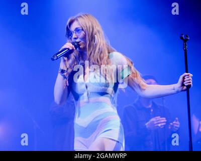 Lulworth, Regno Unito. 30 luglio 2021. Becky Hill, alias Rebecca Claire Hill, cantante, cantautore e cantante inglese Voice UK, artista numero uno del Worcestershire, si esibisce dal vivo sul palco durante il Camp Bestival di Lulworth. Credit: SOPA Images Limited/Alamy Live News Foto Stock