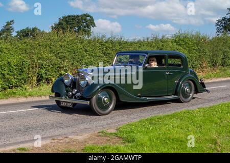 Una classica berlina vintage A BENZINA Bentley degli anni '30 del 1936 che arriva alla mostra di auto classiche di Capesthorne Hall. Foto Stock