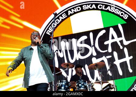 Lulworth, Regno Unito. 30 luglio 2021. Grammy ha nominato Dennis Seaton, cantante della band pop britannica Musical Youth, il cantante giamaicano britannico, si esibisce dal vivo durante il festival Camp Bestival di Lulworth. Credit: SOPA Images Limited/Alamy Live News Foto Stock